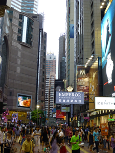 商業用不動産賃貸平米単価が世界一高いラッセルストリートの街並み。　香港　画像