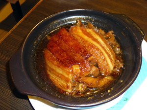 日本の高菜に煮たカラシ菜系の野菜の漬物「梅菜」と豚肉の煮物「梅菜扣肉（メイツァイコウロウ）」香港　画像