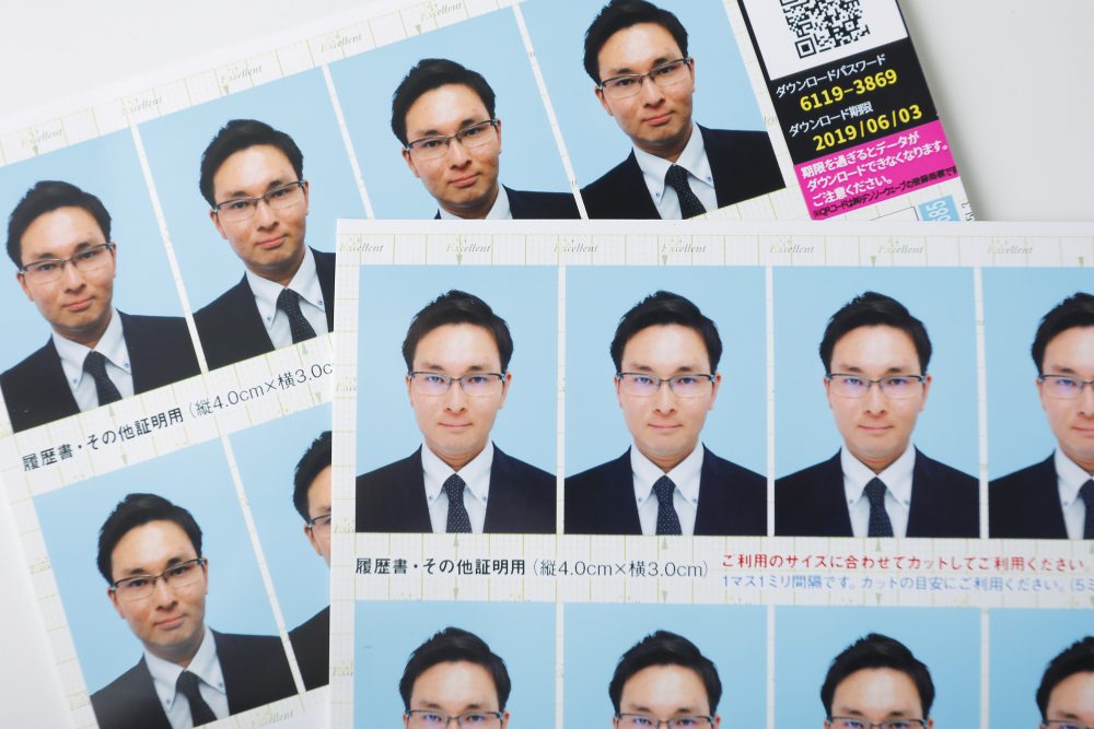 足を閉じて撮影した証明写真と、足を開いて撮影した証明写真の比較画像