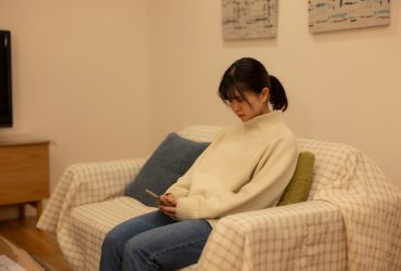 内定取り消しの連絡を受けて悩む学生のイメージ