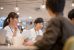 ミーティングで意見を交わす若者たち