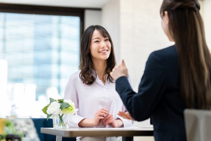 担当者に相談する若い女性